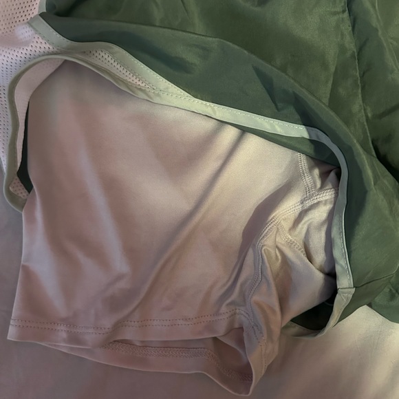 Green athletic shorts - Picture 4 of 5